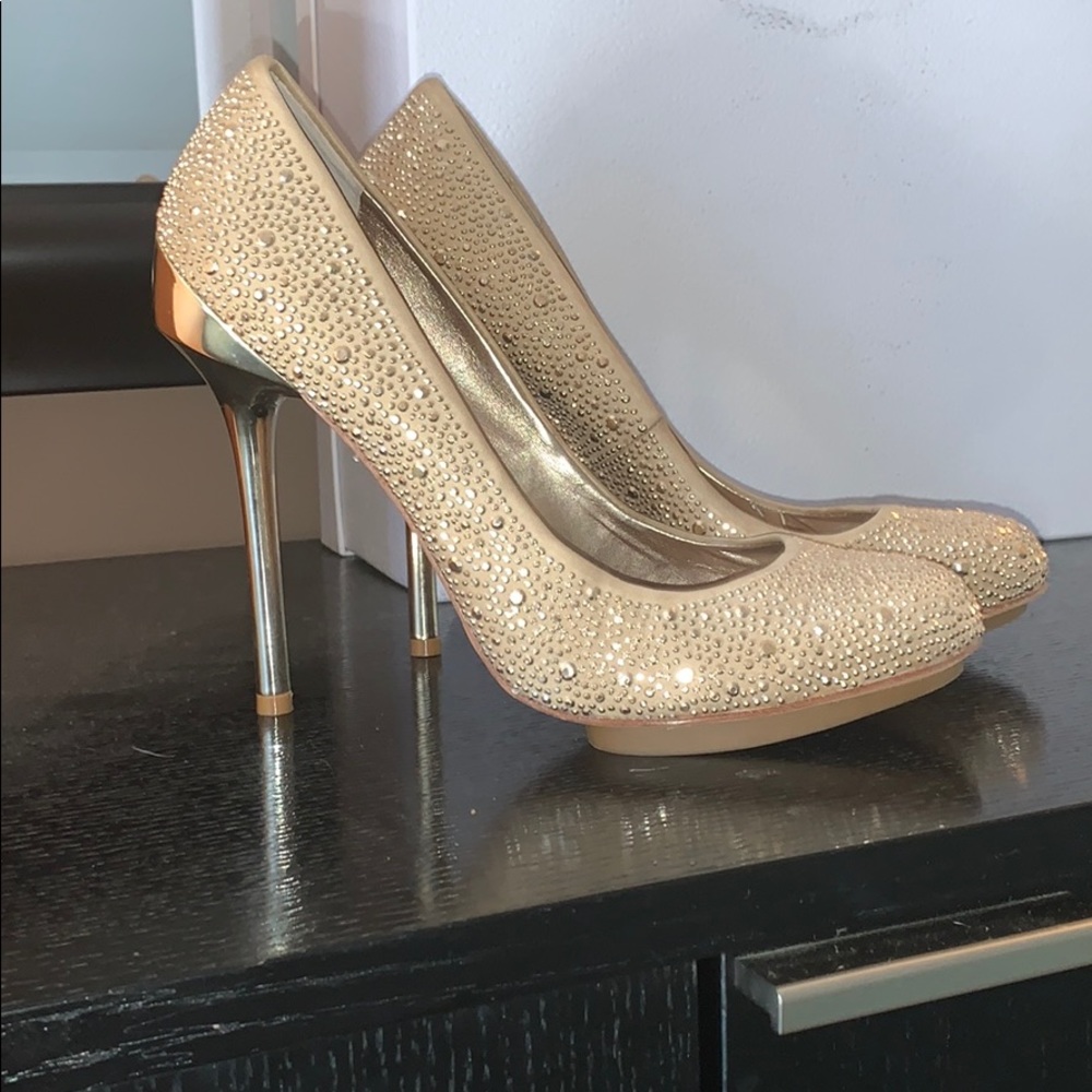 Stunning BCBG pumps